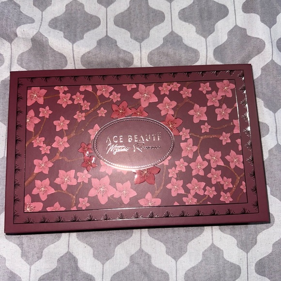 Mystic Romance Eyeshadow palette - Picture 2 of 3